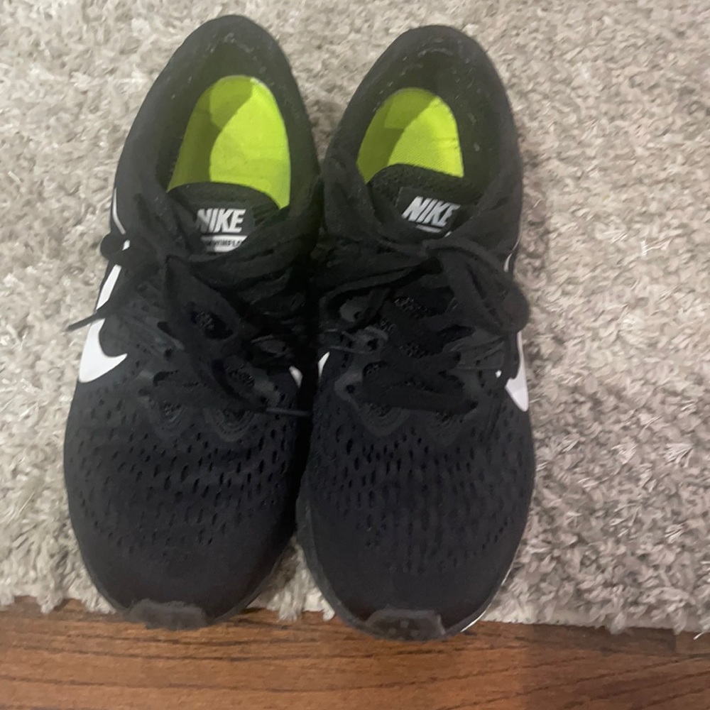 Women’s size 8 used nike sneakers trendy and comfortable 💕👟🙌🏻